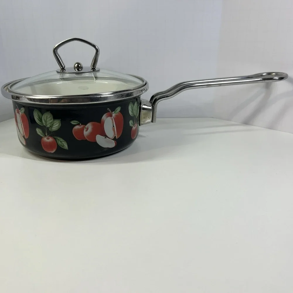 Vintage Ginnys Enamel Pan and 2 Bowls Apples Red Black Lot of 3‎ Movie Prop